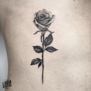 tatuaje_torso_rosa_logia_barcelona_paula_soria
